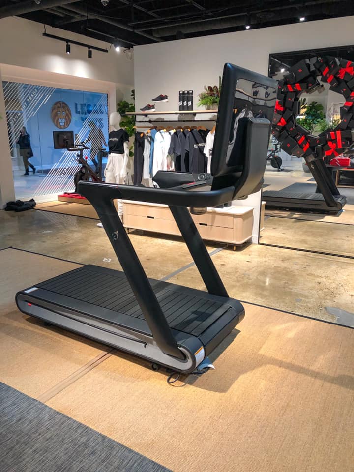 Does the peloton outlet treadmill fold up